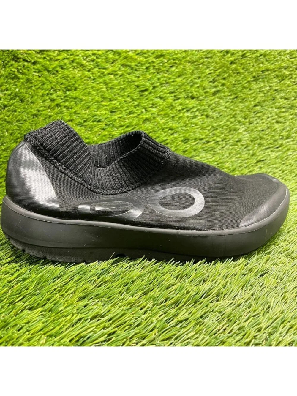 OOFOS OOmg eeZee Low Mens Size 9.5 Black Casual Classic Recovery Slip On Shoes